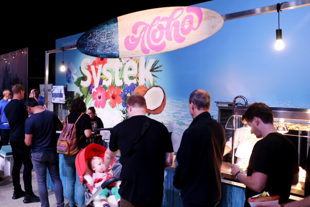 Systek sin stand på JavaZone 2019. De gikk for Hawaii-stilen, med seig kylling. 📸: Ole Petter Baugerød Stokke