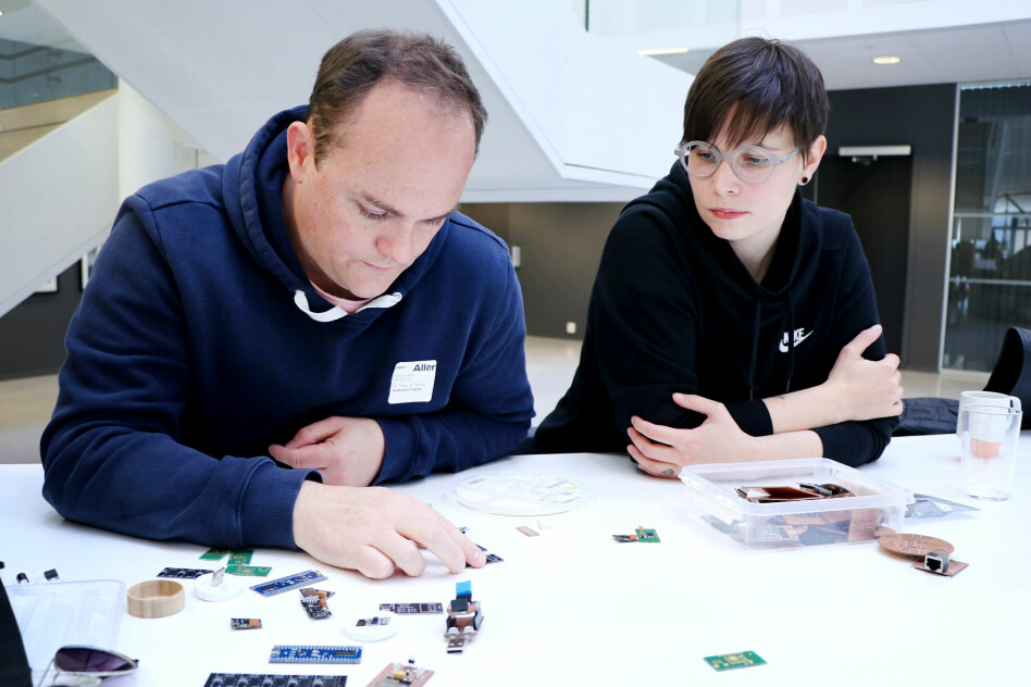 Marius Heier og Vilje Bech starter selskapet Contrary IO. De skal selge IoT-byggesett som gjør det enklere å lage dine egne dingser, med mer koding, og mindre mekking. 📸: Ole Petter Baugerød Stokke