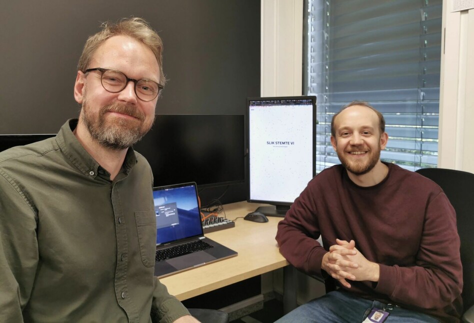 Harald K. Jansson, fagansvarlig for datagrafikk og datavisualisering, og Sjur Seibt, digital historieutvikler, forklarer hvordan de lagde grafikken på NRK.no som oppsummerte årets lokalvalg. 📸: NRK