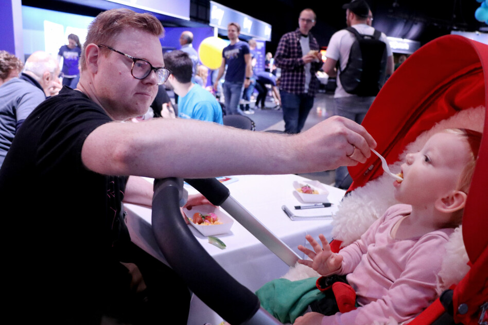 JavaZone 2019 - gratis pølse, ballbinger og bilbaner. Her gir Jørgen datteren sin Ella en smak på det gode utvikler-liv. 📸: Ole Petter Baugerød Stokke
