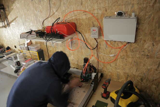 Her er Marius Heier i hjemmet sitt med sin hjemmelagede CNC (computer numerical control)-maskin. - Kjølingen foregår via en bensintank til en båt, som går via en kjøleribbe som ble funnet på et svært klimaanlegg noen hadde dumpa i skogen. En gammel støvsuger fjerner spon fra arbeidsstykket, forklarer han. 📸: Contrary IO