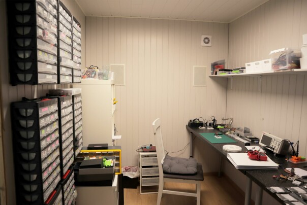 - Her oppbevares tusenvis av komponenter, prototyper og hobbyting, forteller duoen bak Contrary IO, om verkstedet hvor byggingen foregår. 📸: Contrary IO