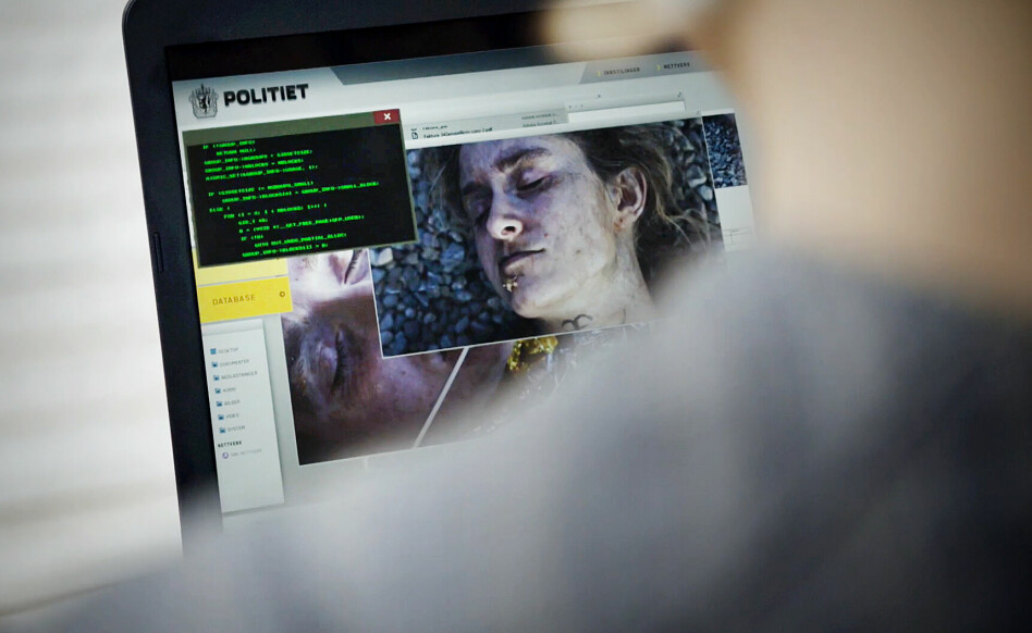 Her hacker Ada seg inn på politi-PC-en i Beforeigners for å stjele sensitive opplysninger fra en etterforskning. Vi har valgt å etterforske nøyaktig hva som foregår på skjermen der. Sannheten vil neppe sjokkere deg, med mindre du er ekstremt lett å sjokkere, da. 📸: Skjermdump fra HBO Nordic