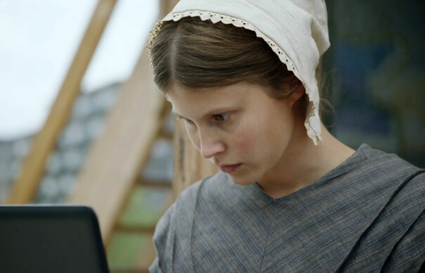 Dette er Beforeigners-karakteren Ada, spilt av Eili Harboe. Hun er en rimelig flink hacker, med bare en minnepinne, helt uten temproxat. 📸: Skjermdump fra HBO Nordic