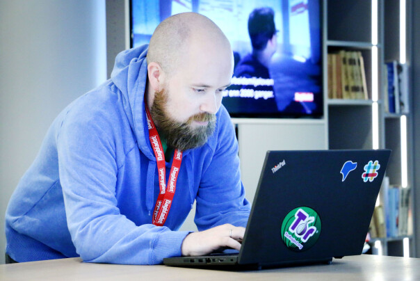 Dagbladet-utvikler Tor Henning Ueland kan ett og annet om hacking og den slags, som avslørt av Tor-klistremerket på Thinkpad-en. 📸: Ole Petter Baugerød Stokke