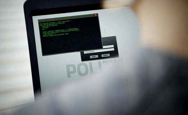 Her ser du hvordan Ada får en terminal til å dukke opp over innloggingsskjermen til politiet. Ved hjelp av en minnepinne. 📸: Skjermdump fra HBO Nordic