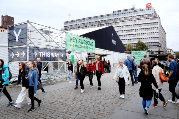 Y-konferansen foregikk blant annet i dette teltet på Youngstorget og i Netlifes lokaler rett ved siden av - hvor track-en vi hørte på var. 📸: Ole Petter Baugerød Stokke