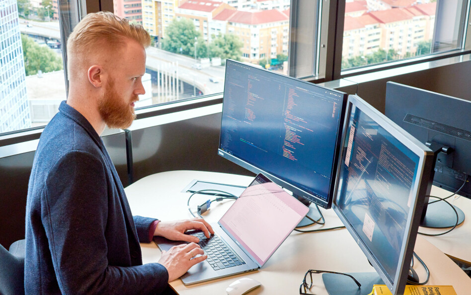 Halvor William Sanden jobber som senior systemutvikler på Mybrings frontend-team. 📸: Privat