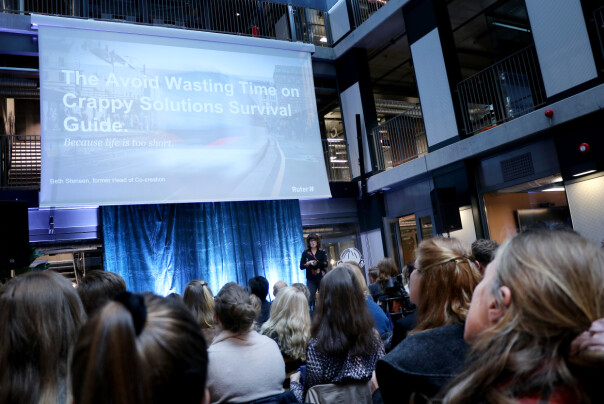 Beth Stensen jobba med nye kundetjenester hos Ruter, hvor målet var å slutte å lage 'drittløsninger', som du ser. En av disse var rutetabeller på PDF. Stensen er nå designsjef i Netlife. 📸: Ole Petter Baugerød Stokke