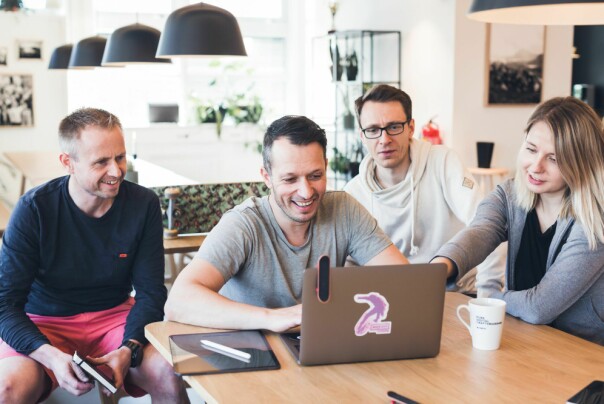 I spillbransjen brukes det mange engelske begreper også i Norge, så vi skal holde oss for gode å prøve å oversette, og forteller heller bare at dette er lead game designer Peter Måseide, creative director Kim Lid, game developer Andrei Surin og producer Aleksandra Janaczyk i Agens Games. 📸: Agens Games