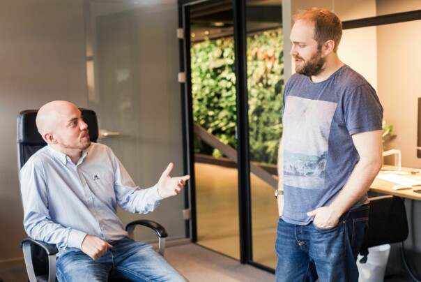 Spillutviklerne Skjalg Sturlasson Mæhre og Håvard Christensen i Agens Games. 📸: Agens Games