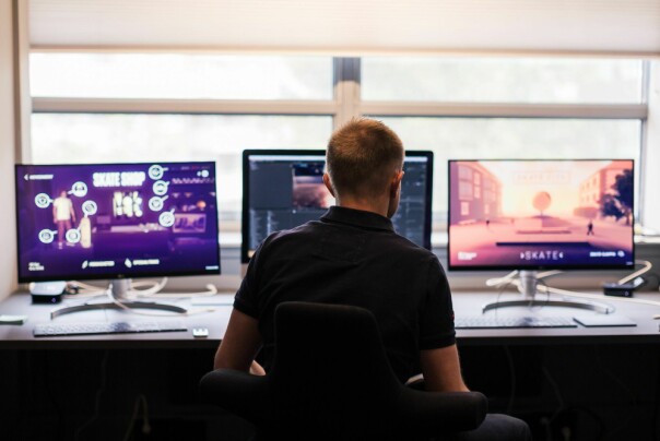 Peter Måseide, Lead Game Designer i Agens Games, jobber her med AppleTV-portingen av Skate City. 📸: Agens Games