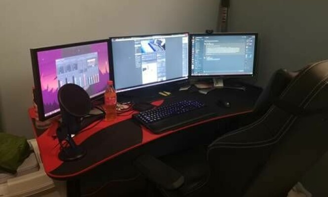 Slik ser det ut når Anders jobber. Han bruker tre skjermer til arbeidet. Venstre skjerm viser fil- og server-oppsett med konsoll og SFTP. Midtre skjerm er forbehold editor, mens høyreskjermen er for Discord. 📸: Privat