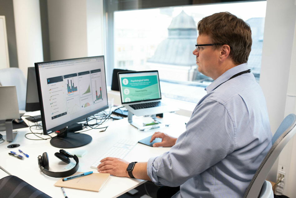 Bård Singstad er avdelingsleder for Knowit i Oslo, og har noen tanker om det å være 'den dummeste i rommet'. 📸: Andreas Widerøe Slettevold
