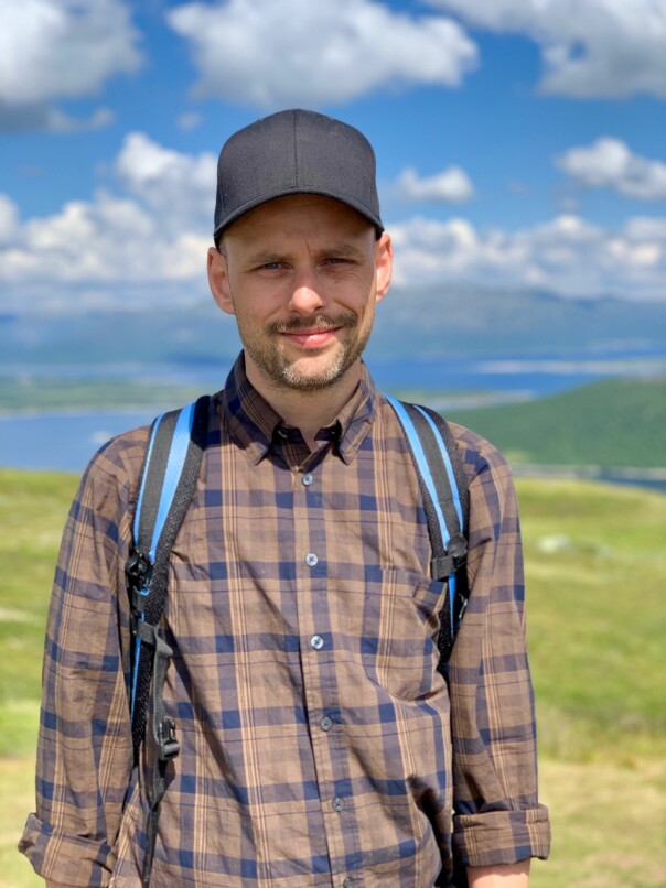 Christian Johansen jobber som utvikler hos Kodemaker, og har mye erfaring med skyhøye AWS-regniger. 📸: Privat