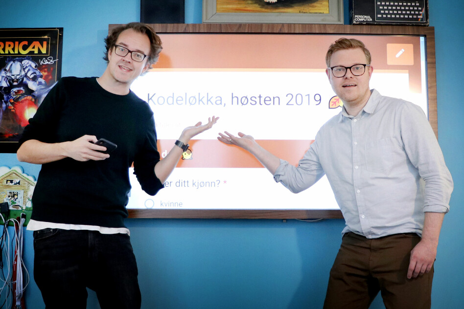 Her prøver vi å gi deg skikkelig lyst til å svare på Kodeløkka-undersøkelsen vår. Håper de inviterende gestene våre funker. 📸: Ole Petter Baugerød Stokke