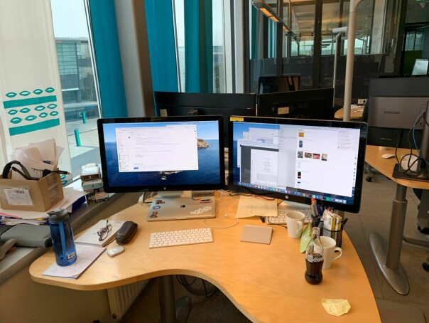 Pulten til utvikleren Bjørn Remseth hos Telenor. 📸: Privat