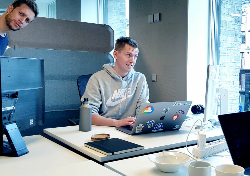 Mikael Berg får plutselig besøk av en kollega i Just Technologies akkurat når han skal bli tatt bilde av for Ukas Koder. Uflaks. 📸: Privat