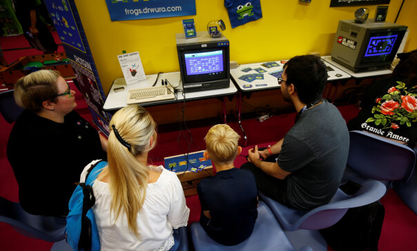 Selv om Commodore 64-maskinen nærmer seg 40-årsjubileum har den fortsatt et aktivt miljø. Her fra spillmessen Gamescon i Køln. 📸: Scanpix / Wolfgang Rattay