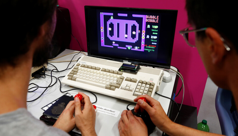 Amiga-serien av datamaskiner var enormt populære i Europa og Norge, og har fortsatt et aktivt miljø i 2019. Her spiller entusiaster spillet Bubble Bobble på en Amiga 1200 under Gamescon i Køln. 📸: Scanpix / Wolfgang Rattay.