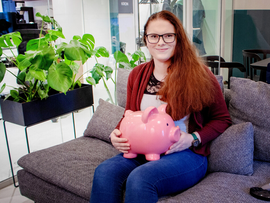 Benedicte Emilie Brækken sammen med en sparegris. Hun er tross alt CTO i Kron; en app som skal gjøre det enklere å spare i fond. 📸: Privat