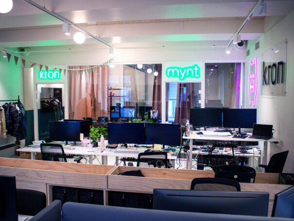 'Kron' på den ene sida, og 'mynt' på den andre, i kontorene hos Kron. 📸: Privat