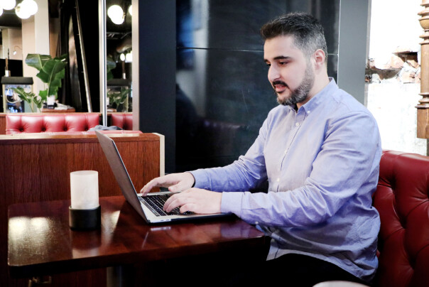 Shako Farhad ble hentet inn til Bulls Eye Club, selskapet som driver Oche-konseptet videre, fra et masterstudie i 'computational science' på UiO. 📸: Ole Petter Baugerød Stokke