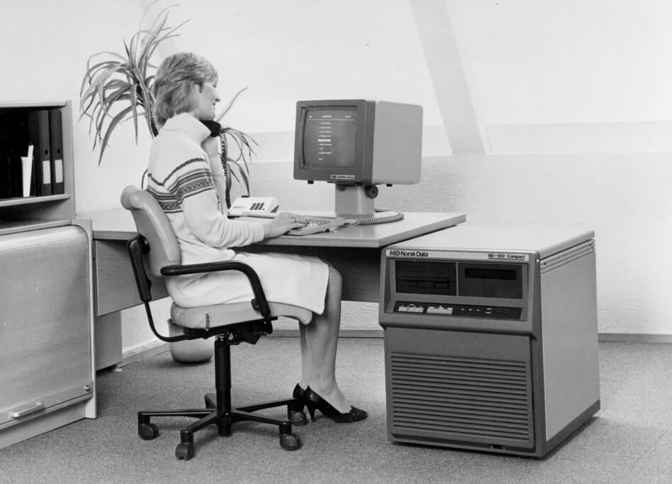 'Dataterminal fra Norsk Data. Kvinne i arbeid' skriver NTB Scanpix om dette bildet. Den digre maskinen heter ND-100 Compact, noe ironisk med 2019-briller, men så er også dette bildet fra 1984. 📸: NTB SCANPIX