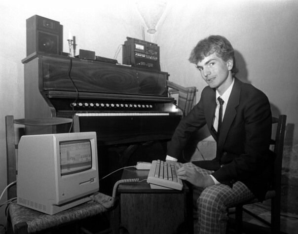 'Data-alderen har nådd kirken. Da det 700 år gamle Nonnesæter Kapell plutselig sto uten organist, var gode råd dyre, men den 15 år gamle prestesønnen Ingvald Straume programmerte salmene til gudstjenesten på datamaskinen sin, og dermed var organistproblemet løst. Her Straume med datamaskinen og orgelet i bakgrunnen.' 📸: Torolf Engen / NTB Scanpix