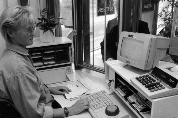 'Postverket inn i data-alderen. Synnøve Stokke Gunby ved Vaterland Postkontor i arbeid ved en av de nye dataskrankene som Postverket har installert. Prøvedrift av systemet har pågått siden sommeren 1986. Datamaskin fra Nixdorf.' 📸: Per Løchen / NTB Scanpix