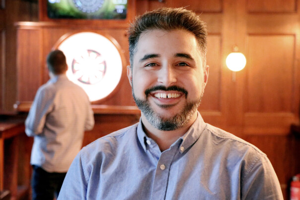 Shako Farhad skal snart få seg noen faste kolleger, som skal hjelpe Bulls Eye Club med å ekspandere både Oche-klubbene og dartstasjonene og kanskje helt andre spill i framtida. 📸: Ole Petter Baugerød Stokke
