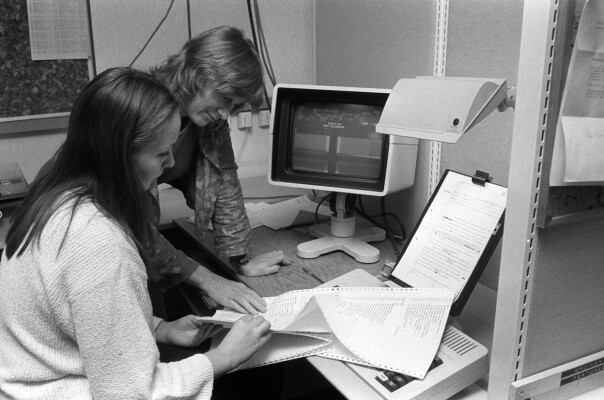 'Ny datateknologi har gjort det mulig for kvinner å flytte arbeidsplassen hjem og jobbe hjemmefra. Men dette er ingen snarvei til et bedre liv, sier forsker Merete Lie (bakerst). Her sammen med en kvinne ved en datamaskin / PC'. 📸: Erik Thorberg / NTB Scanpix