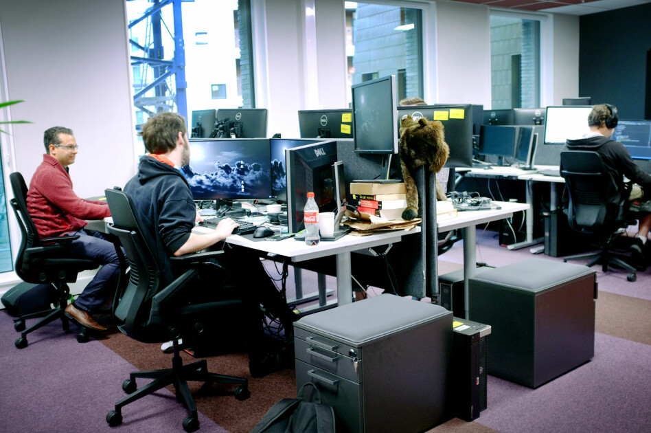 Den erketypiske utvikleren er mer glad i Slack enn epost, men betyr det at norske utviklere ikke lenger sender epost? Både ja og nei, viser tallene fra kode24s Kodeløkka. Her fra lokalene til Microsoft Norge. 📸: Ole Petter Baugerød Stokke