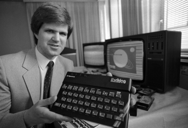 'Hjemmedatamaskiner / PC-er kommer i stadig mindre og mer avanserte versjoner. Her viser produktsjef Jørgen H.V. Gerdrum i Viking Mikrosystemer A/S fram en av de nyeste på markedet, en Sinclair ZX Spectrum.' 📸: Erik Thorberg / NTB Scanpix