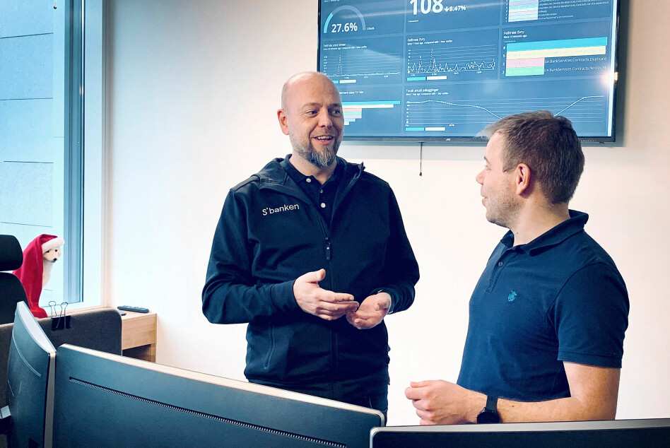 Arkitekt John-Arne Fagerli sammen med systemansvarlig Jarle Scheie i Sbanken. Banken har rundt 60 utviklere som sitter i Bergen. 📸: Privat