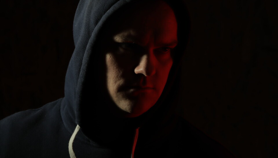 Bilde Marius tok av seg selv i forbindelse med contrary.io. Han medgir at det kanskje er litt 'sleezy'. Selv synes vi det passer skremmende godt til dette prosjektet. 🕵️ 📸: Privat