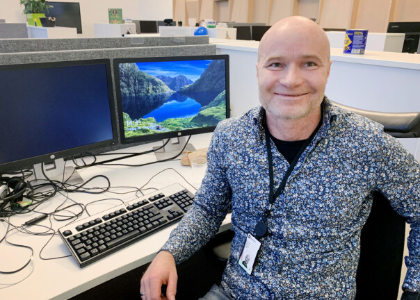 Utvikler og teknisk arkitekt Emil Urnes, her på pulten sin hos Skatteetaten. 📸: Privat
