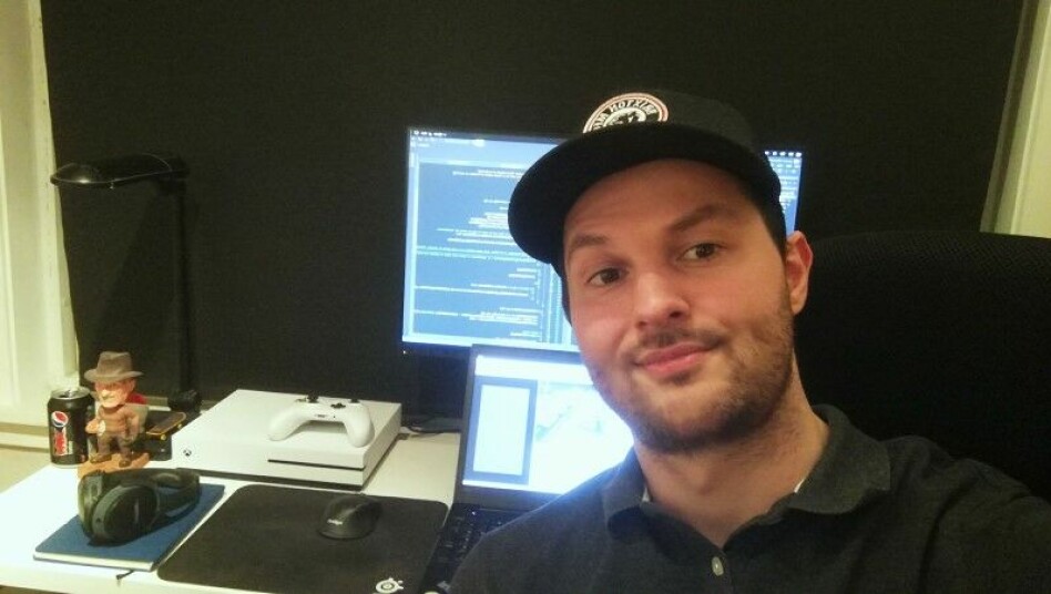 Abobakr Dyani driver webutvikler-firma på dagtid, og koder Unity-spill på kveldstid. 📸: Privat