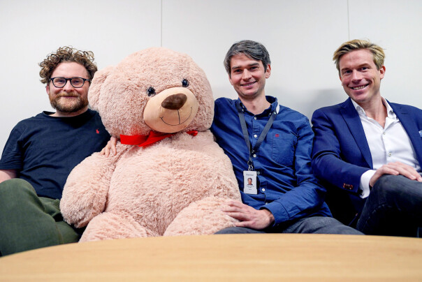 Utvikler Torjus Eidet, utvikler Tobias Rusås-Olsen og CDO Christoffer Hernæs sammen med Tryggve - 'kosebamse og sikkerhetsutvikler', visstnok. 📸: Sbanken