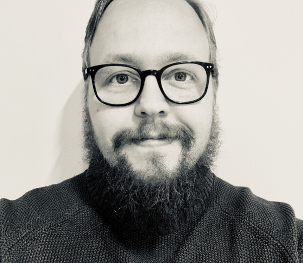 Kristofer Giltvedt Selbekk er utvikler i konsulentselskapet Bekk, som vant prisen for årets bidragsyter. Selbekk forteller at han for tiden jobber med en artikkelserie om Elm.