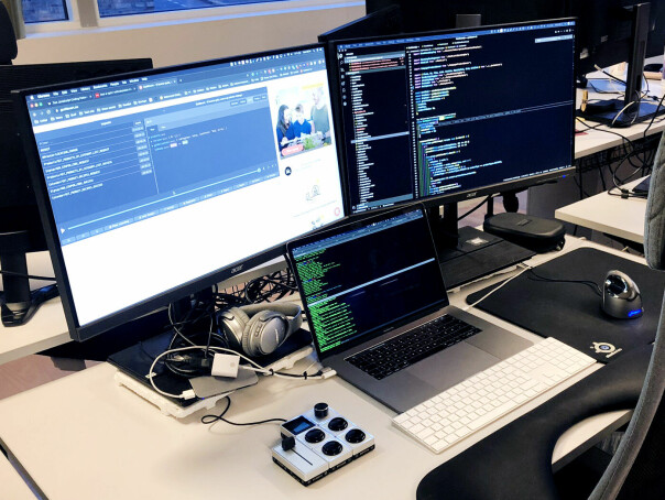 Pulten til Joachim H. Nakken, med Palette Modular Controllers. 📸: Privat