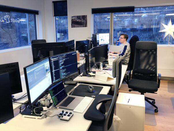 - Man føler man drukner litt, spesielt hvis man er helt ny i bransjen, forteller Joachim H. Nakken om å være fersk frontend-utvikler. 📸: Privat