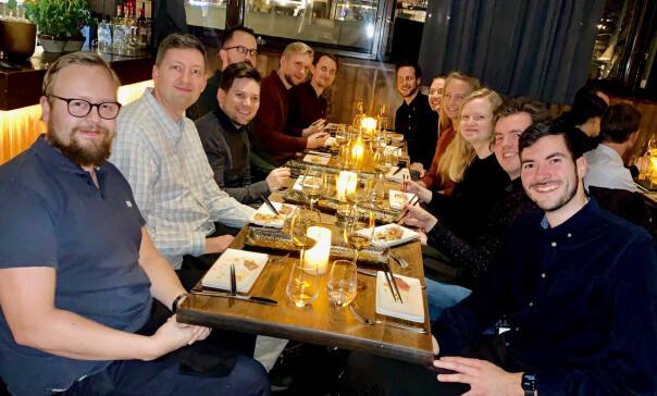Kristofer Giltvedt Selbekk (t.v.) med React-faggruppen i konsulentselskapet Bekk. Leserne har kåret dem til årets bidragsytere. 📸: Privat