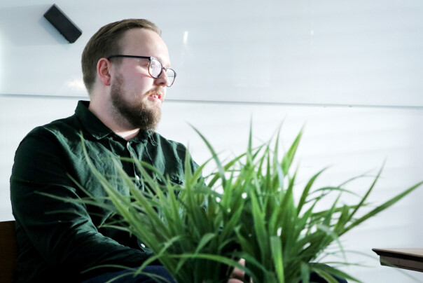 Kristofer Giltvedt Selbekk liker å både teste og skrive om React-nyheter, men mener at det ikke er noe krav. 📸: Ole Petter Baugerød Stokke