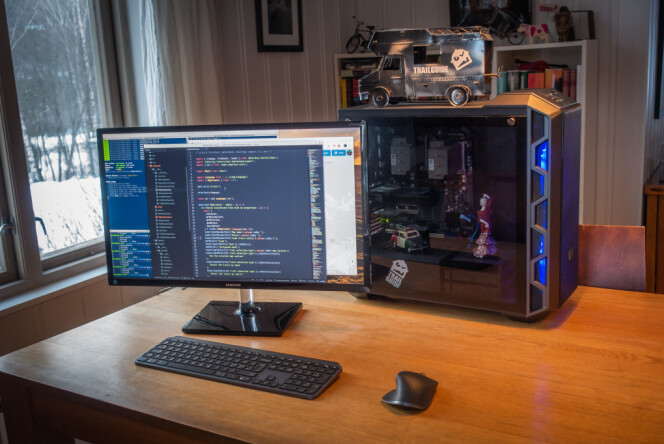 Arbeidsmaskinen til Bjørn Jarle har kallenavnet 'Frankenstein'. Det skal være den kjappeste maskinen i huset med 12 kjerner fordelt på to Xeon 5675 fra 2011, Grafikkort og minnebrikker er hentet ut av kasserte PCer fra Gol returstasjon. Frankenstein kjører Linux Mint. 📸: Privat