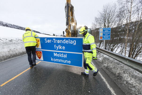 Fjerning av gamle og montering av nye skilt på fylkesgrensa mellom Trøndelag, tidligere Sør-Trøndelag, og Møre og Romsdal. Andre endringer av norgeskartet må gjøres digital. 📸: Gorm Kallestad / NTB scanpix