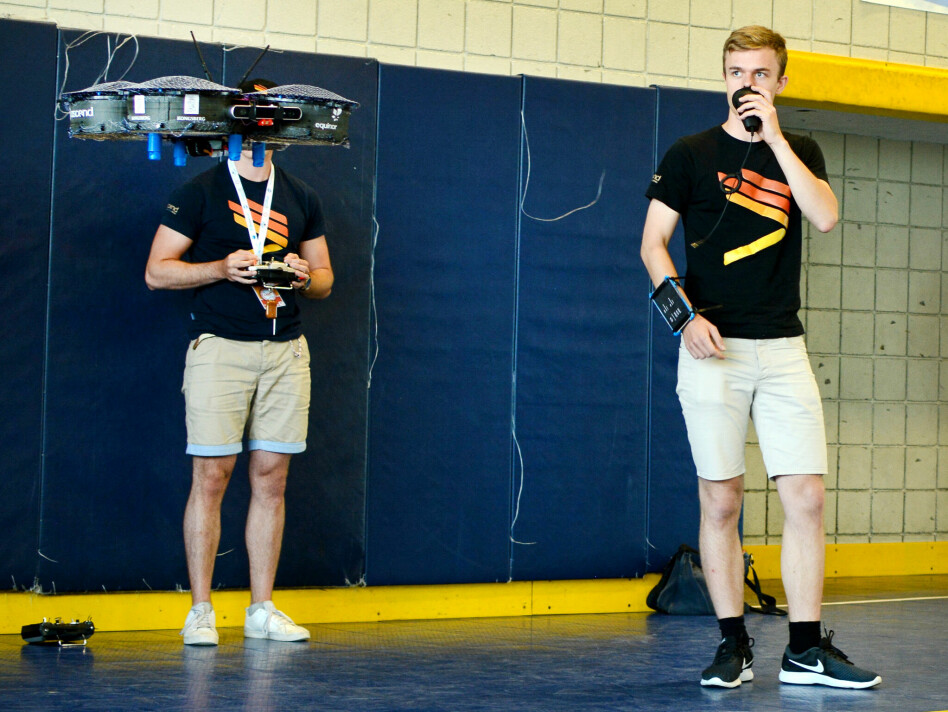 Medlemmer av Ascend NTNU programmerer autonome droner som styrer seg selv, og av og til tar i mot beskjeder gjennom tale. 📸: Ascend NTNU