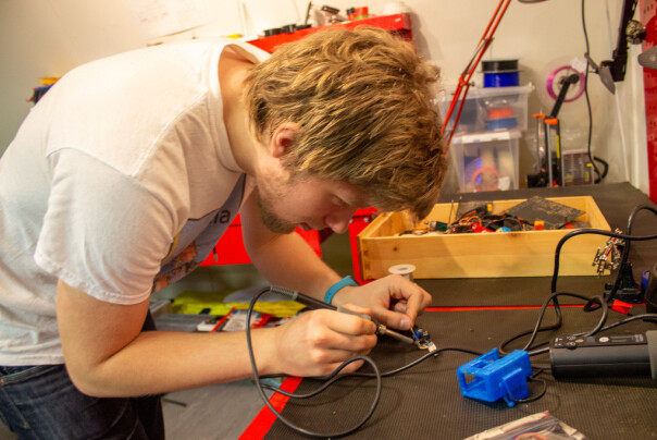 Elias Bergquist i Ascend NTNU må mekke både selve konstruksjonen og elektronikken. 📸: Ascend NTNU