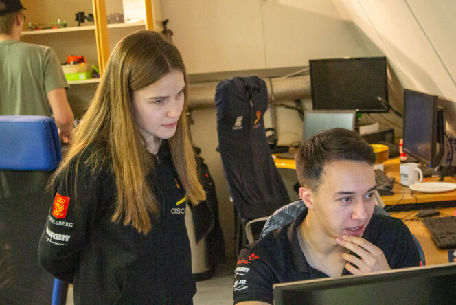 Airin Thodesen og Kevin Meyer diskuterer dronedesign. 📸: Ascend NTNU