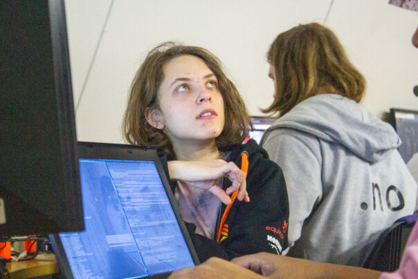 Nadia Wangberg forsikrer om at de selvstyrte dronene kan kontrolleres manuelt, om de mister forstanden. 📸: Ascend NTNU